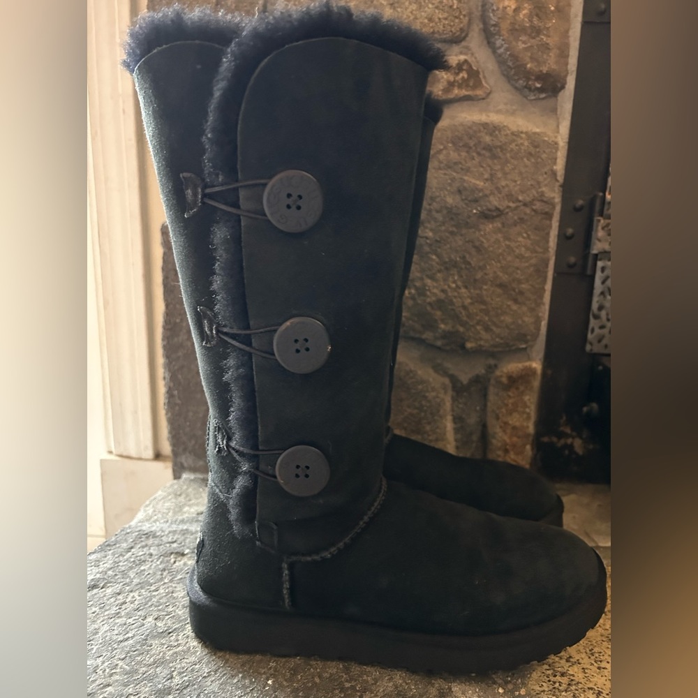 Ugg Bailey Button Triplet size 10